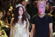Sabrina Piper, esposada a un modelo con una careta de cerdo.-AP / BEBETO MATTHEWS