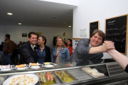 El candidato a la Alcaldía, Carlos Martínez y el candidato del PSOE a la Presidencia de la Junta, Luis Tudanca, junto a la cabeza de lista del PSOE a las Cortes autonómicas por Soria, Esther Pérez, en la cafetería del Centro de Dia Gaya Nuño de Soria-Ical