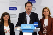 El eurodiputado del PP, Carlos Iturgáiz, junto a la candidata del PP en Bizkaia, Nerea Llanos, y expresidenta del partido en el País Basco, Arantxa Quiroga.-LUIS TEJIDO