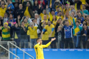 Neymar celebra con la 'torcida' su gol a Colombia en el partido de cuartos de final de los Juegos Olímpicos de Río-2016.-EFE / ALAN MORICI