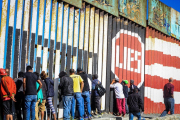 Migrantes de la primera caravana que salio desde honduras y recorrio el territorio mexicano comienzan a congregarse en la valla fronteriza de Tijuana  Mexico.-EFE Joebeth Terrique