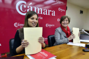 Soraya Mayo y Pilar Sánchez Barreiro, en la firma del convenio./ A. M. -