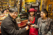 Turistas chinos en un bar.-EL PERIÓDICO / ARCHIVO