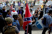 Supremacistas blancos con la bandera confederada en las protestas de Charlottesville en 2017-AGENCIAS