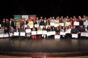 Foto de familia de los galardonados en la gala celebrada ayer. / VALENTÍN GUISANDE-