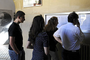 Los alumnos consultan su calificación de selectividad en el instituto Machado. / VALENTÍN GUISANDE-