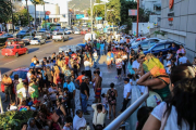 Turistas desalojados de hoteles de ciudad de México, como consecuencia del terremoto sufrido por el país.-DAVID GUZMAN (EFE)