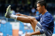Cristiano calienta antes del encuentro ante Osasuna del pasado sábado.-REUTERS / JUAN MEDINA