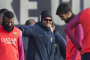 Luis Enrique, entre Rafinha y André Gomes.-JORDI COTRINA