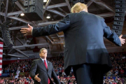 Trump saluda al presentador de televisión Sean Hannity en un mitin en Cape Girardeau, en Misuri, este lunes.-JIM WATSON (AFP)