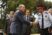 El major de los Mossos, Josep Lluís Trapero, saluda al coronel Diego Pérez de los Cobos, coordinador del operativo contra el referéndum del 1-O.-EL PERIÓDICO