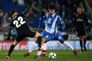 El delantero del Espanyol, Gerard Moreno (d), pelea un balón con el centrocampista del Real Madrid, Isco Alarcón (i), durante el partido de la vigesimosexta jornada de liga que se disputa en el RCDE Stadium.-EFE