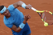 Nadal ejecuta un saque, en su partido ante Pella en Roland Garros.-/ AP / MICHE EULER (AP)