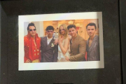 Detalle de la foto enmarcada de la boda de Joe Jonas y Sophie Turner, con el Elvis Presley que ofició la ceremonia y Kevin y Nick Jonas.-JESSE GARON (REUTERS)