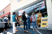 Personas hacen fila durante la jornada de votación anticipada para las elecciones 2018 en California . Votantes alrededor del país eligen a sus representantes locales, estatales y nacionales-EFE/EUGENE GARCIA / EPA