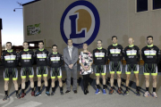 El equipo E.Leclerc Cycling Team junto a Jean Michel Chauvin, presidente ejecutivo de E. Leclerc Soria, Conchi Comas, adjunta a la dirección.-LUIS ÁNGEL TEJEDOR