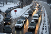 Miles de vehículos han quedado atrapados en los Alpes franceses por la nieve y el hielo.-Foto: AFP