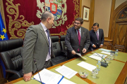 El secretario Vigilio Maraña, el presidente Jesús Manuel Sánchez y el vicepresidente Carlos García.-RICARDO MUÑOZ