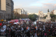 Miles de personas marchan en Buenos Aires para protestar contra la violencia machista al grito de "Ni Una Menos".-EFE / IRENE VALIENTE