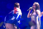 El 'eurofan' con la bandera australiana que ha saltado al escenario de Eurovisión y ha enseñado el culo.-