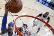 Carmelo Anthony entra a canasta durante el Partido de las Estrellas en el Madison Square Garden.-Foto: EFE / KATHY WILLENS