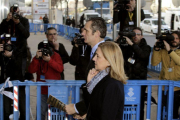 La infanta Cristina, junto a su esposo Iñaki Urdangarin, a su llegada hoy a la Escuela Balear de la Administración Pública (EBAP), donde continúa el interrogatorio del fiscal Anticorrupción Pedro Horrach al marido de la Infanta en el juicio del caso Nóos -EFE