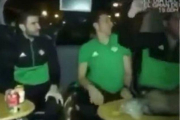 Los jugadores del Betis, mientras Adán canta en el bus del equipo.-EL PERIÓDICO