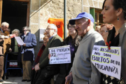 Protesta contra el cierre en el acceso a la residencia Nuestra Señora de las Mercedes. / DIEGO MAYOR-