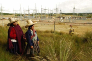 Campesinas junto a la subestación Cajamarca en Perú de Abengoa.-