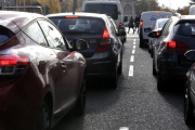 Coches detenidos en una calzada en Madrid.-JUAN MANUEL PRATS