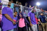 Tyson Gay, en el centro, durante el homenaje a la memoria de su hija.-REUTERS / BRYAN WOOLSTON