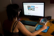 Una mujer consulta la plataforma on line Airbnb-FERRAN NADEU