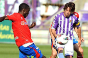 Sunny trata de frenar a Sisi en el partido del pasado sábado. / ÁREA 11-