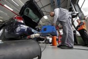 Un técnico utiliza un sistema de medición de emisiones portátiles en un Citroen C4 en Carrieres-sous-Poissy-REUTERS / BENOIT TESSIER