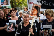 Mujeres participantes en la marcha contra la violencia machista de este martes en París.-EFE / IAN LANGSDON