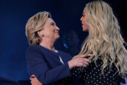 El abrazo entre Hillay Clinton y Beyonce en Cleveland.-REUTERS / BRIAN SNYDER