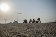 El equipo CCC atraviesa el desierto durante la contarreloj por escuadras del Mundial de Doha.-AFP / KHALED DESOUKI