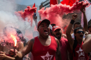 Fieles al Partido de los Trabajadores muestran su apoyo al expresidente brasileño Lula da Silva en Río de Janeiro.-AFP / CHRISTOPHE SIMON