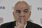 Gianni Infantino atiende a los periodistas en Cardiff.-REUTERS / HANNAH MCKAY