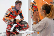Marc Márquez, en modo maniquí viviente en un escaparate del centro de Madrid.-JAIME OLIVARES