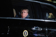 El presidente estadounidense Donald Trump sale de la Casa Blanca rumbo al Capitolio.-JIM LO SCALZO (EFE)