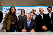 Xavier García Albiol junto a otros miembros de la candidatura del PPC-/ QUIQUE GARCIA (EFE)