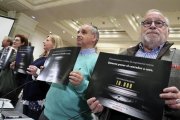 La presidenta del Colectivo de Víctimas del Terrorismo del País Vasco, Covite, Consuelo Ordóñez (c), la eurodiputada, Maite Pagazaurtundua (2i), la víctima del IRA, Ken Funston (i), el filósofo Fernando Sabater (d), y el padre de Ignacio Echeverría.-EFE