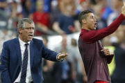 Cristiano Ronaldo da órdenes desde la banda durante la final de la Eurocopa, junto al seleccionador, Fernando Santos.-REUTERS / CARL RECINE