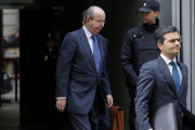 Rafael Spottorno, saliendo de la Audiencia Nacional el pasado mes de marzo, después de declarar por el caso de las tarjetas 'black' de Caja Madrid.-Foto: JOSÉ LUIS ROCA