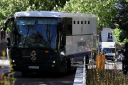 Un furgón de la Guardia Civil traslada a los detenidos de la 'operacion Lezo'.-EFE / J. J. GUILLÉN