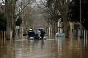 El agua del Sena inunda las calles de la comuna de Villeneuve-Saint-Georges en el sureste de Paris, Francia-EFE / YOAN VALAT