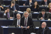 Juncker (centro) pronuncia su discurso durante el debate sobre el resultado de la última cumbre y el bloqueo del tratato comercial con Canadá, en el pleno de la Eurocámara, este miércoles, en Estrasburgo.-EFE / PATRICK SEEGER