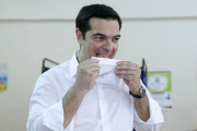 Alexis Tsipras ha madrugado para votar en el referéndum de Grecia.-Foto: REUTERS