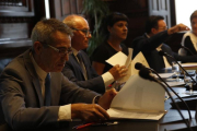 El secretario general del Parlament, Xavier Muro, y el letrado mayor, Antoni Bayona, en la reunión de la Mesa del Parlament-ALBERT BERTRAN